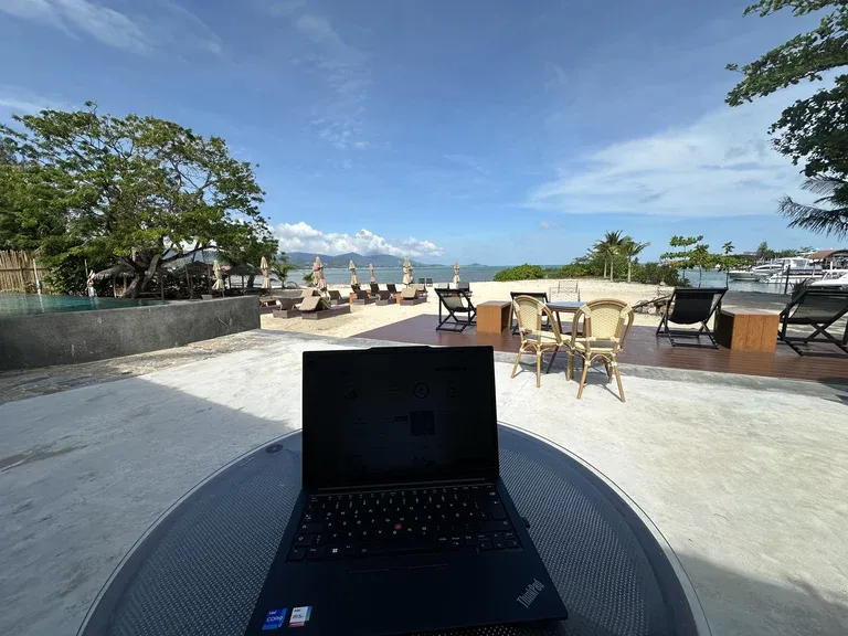 Ruhiger Deckbereich über der Bucht von Ko Samui