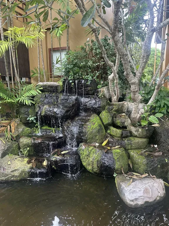 Stiller Wassergarten in Thailand — Business mit Seele