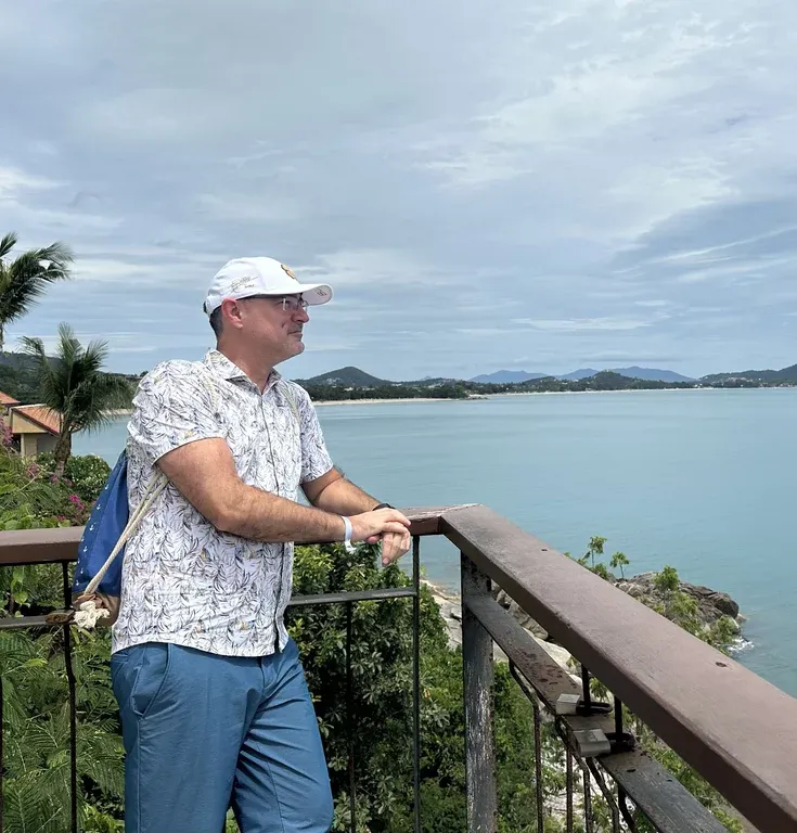 Marcel Holz auf dem Balkon — Podcast und YouTube