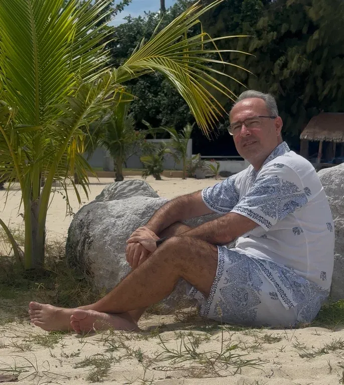 Marcel Holz am Strand von Ko Samui — in sich gekehrt